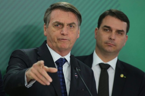 *Flávio Bolsonaro promete libertar o pai e tê-lo ao lado na posse presidencial*